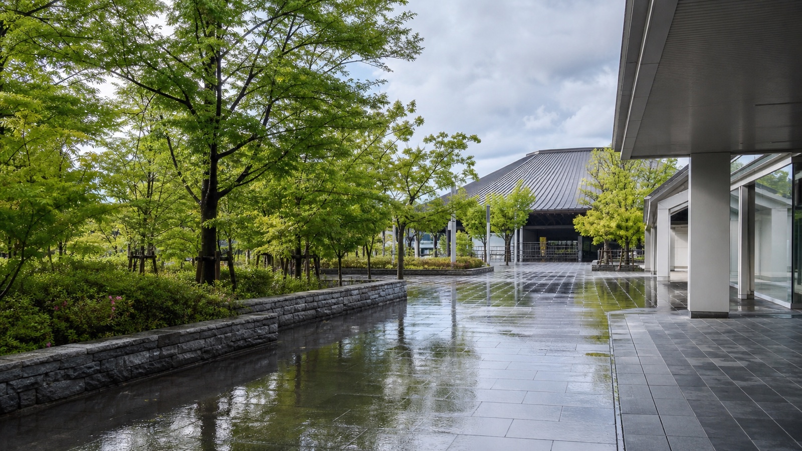 生成AIイメージ画像: 京都を雨の日・子連れで巡る日帰りモデルコース。雨上がりの京都市内で、屋内施設と緑の多い歩道を組み合わせる旅の雰囲気