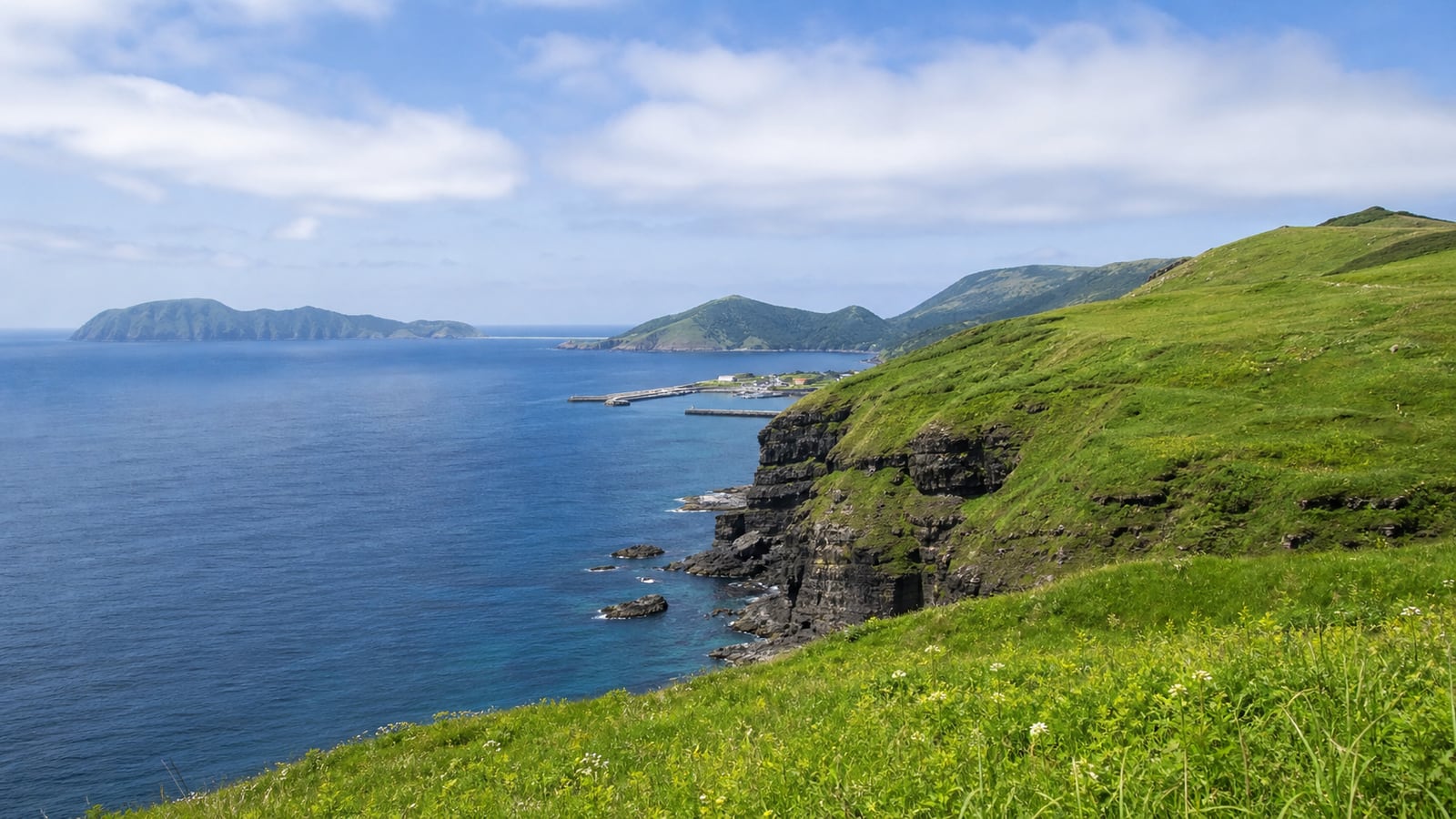生成AIイメージ画像: 松江発・隠岐島前を余白重視で巡る2泊3日モデルコース。日本海の離島、草地の断崖、港を組み合わせた隠岐島前の島旅の雰囲気
