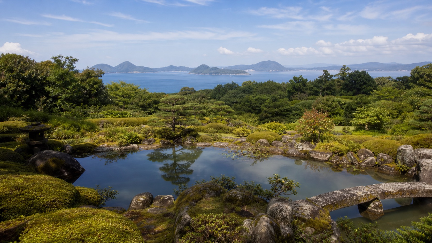生成AIイメージ画像: 佐賀・武雄・唐津を庭園と海で巡る1泊2日モデルコース。庭園の水辺と遠くの海を一枚の風景で表した人物なしのイメージ画像