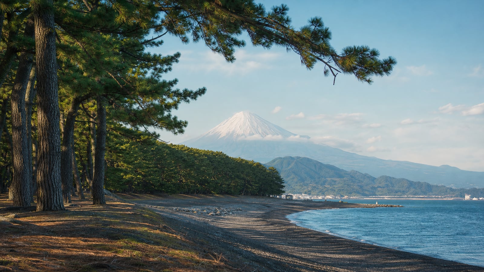 生成AIイメージ画像: 静岡・三保松原・久能山・柿田川を巡る1泊2日モデルコース。駿河湾沿いの松林、緑の丘、澄んだ湧水を思わせる静岡の週末旅の雰囲気
