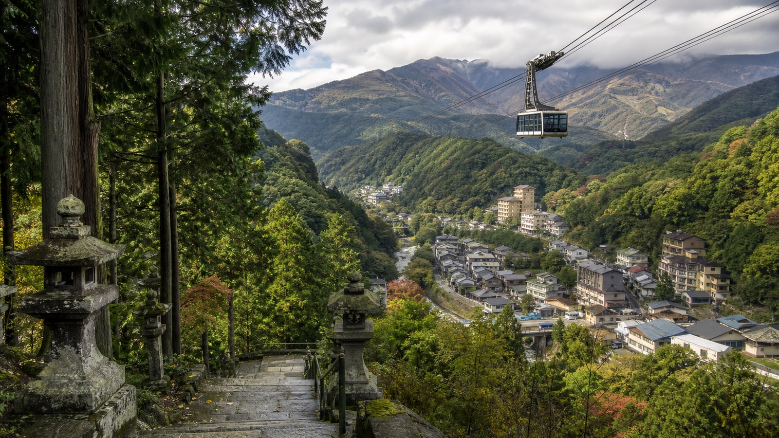 生成AIイメージ画像: 山形・山寺・蔵王を車なしで巡る1泊2日モデルコース。人物なしで、山あいの石段と寺社の屋根、温泉街、蔵王の稜線を一続きの風景として表した旅の雰囲気