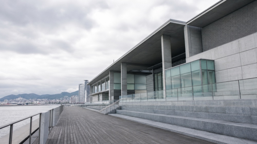 兵庫県立美術館の旅程検討を補う生成AIイメージ画像 1。実際の景観・施設外観を正確に示すものではありません。