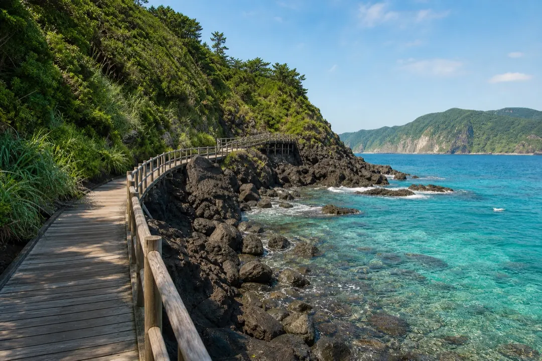 神津島 赤崎遊歩道の海辺の木道と入り江を想起させる生成AIイメージ画像。実際の景観・施設外観ではありません。