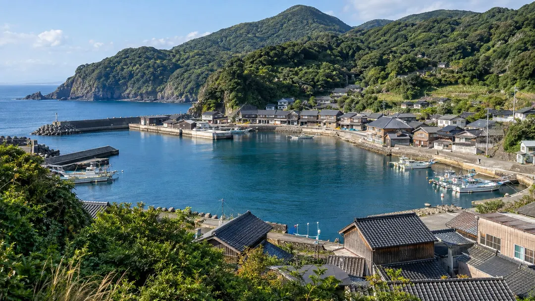 生成AIイメージ画像: 伊豆大島の港町を訪ねる文化旅。秋の波浮港に着想を得た入り江と木造の家並み。人物なし。実在の港・建物の正確な再現ではありません。