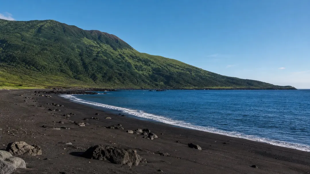 三宅島 大久保浜の雰囲気を伝える生成AIイメージ画像。実際の景観・施設外観ではありません。