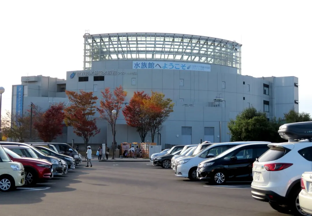 駐車場側から見たアクア・トト ぎふの建物外観の実写写真