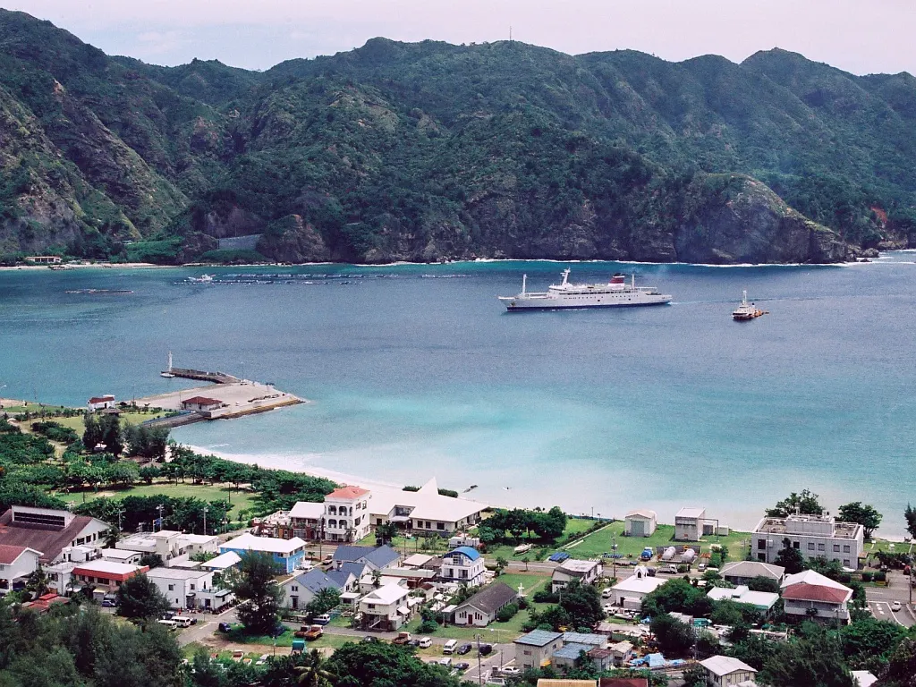 父島・二見港の岸壁と港内を見渡した実写写真