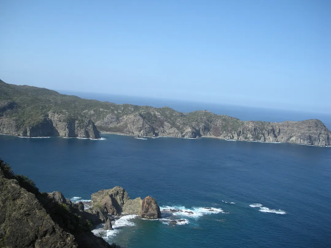 父島・長崎展望台から兄島と兄島瀬戸を見渡した実写写真