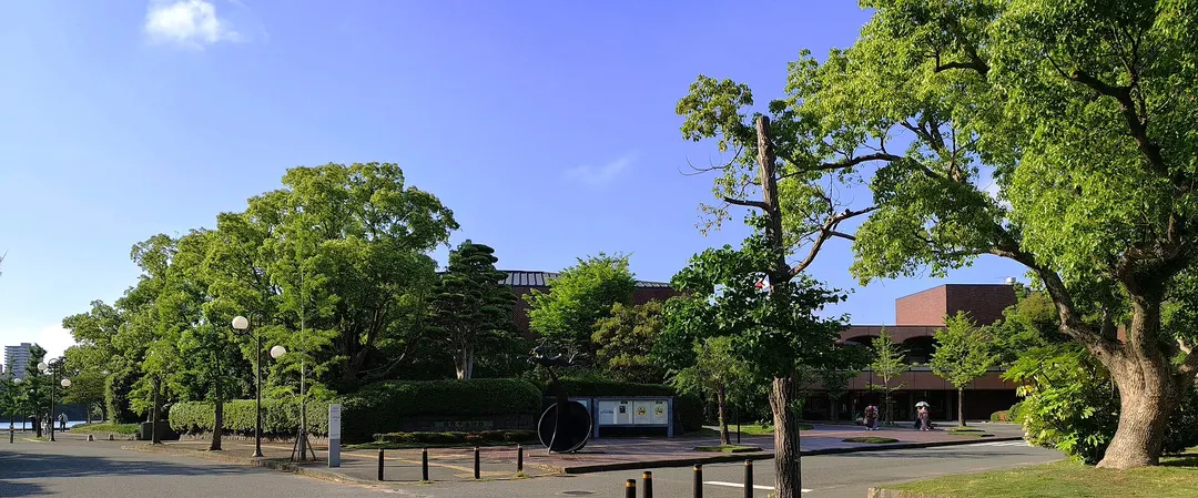大濠公園側から福岡市美術館の外観を写した実写写真