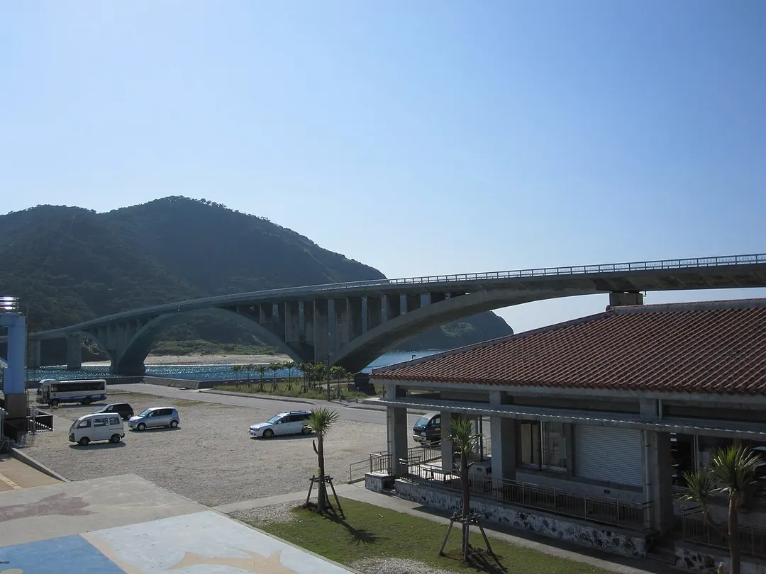 阿嘉島と慶留間島を結ぶ阿嘉大橋の全景を海側から写した実写写真