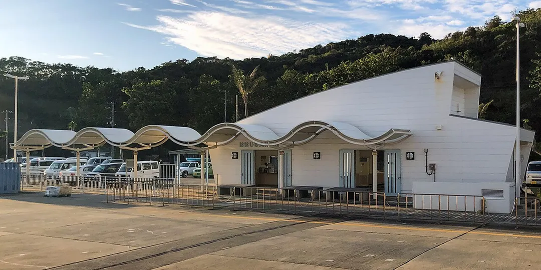 父島・二見港のははじま丸乗り場と岸壁を写した実写写真