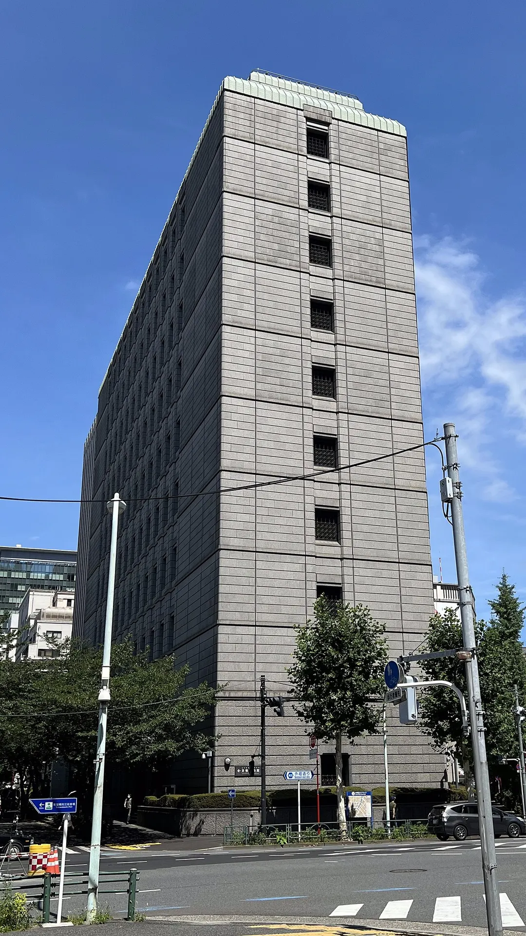 貨幣博物館が入る日本銀行分館の外観。2026年7月撮影。本店見学の建物とは区別して向かいます。