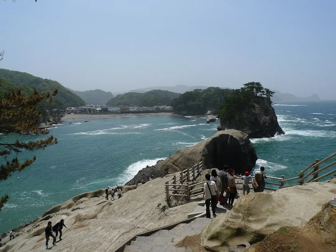 堂ヶ島遊歩道から海食崖と入り江を見渡した実写写真