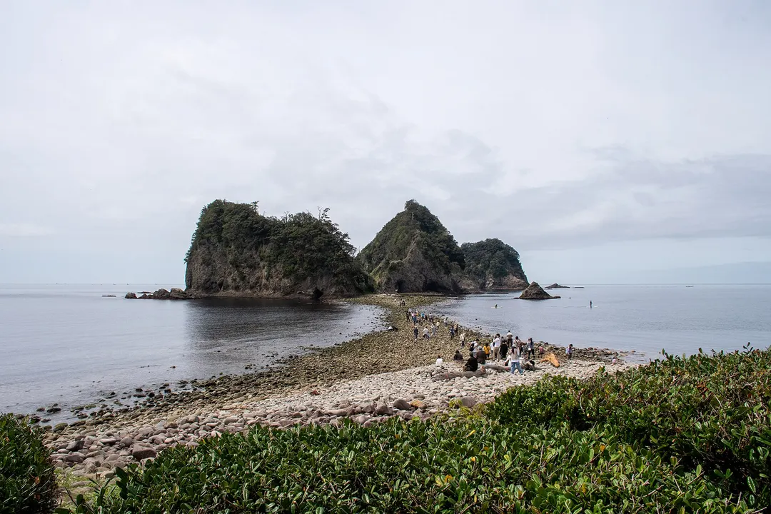 干潮時の堂ヶ島で三四郎島へ続くトンボロを写した実写写真