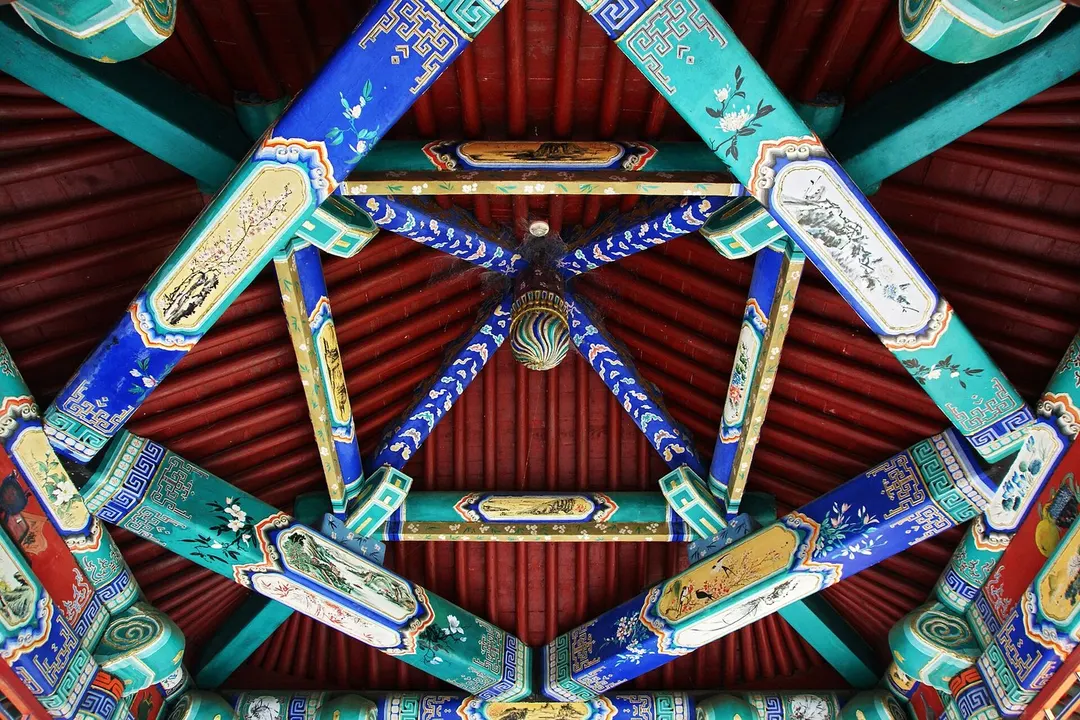 燕趙園の建物に施された色鮮やかな天井の彩画の実写写真