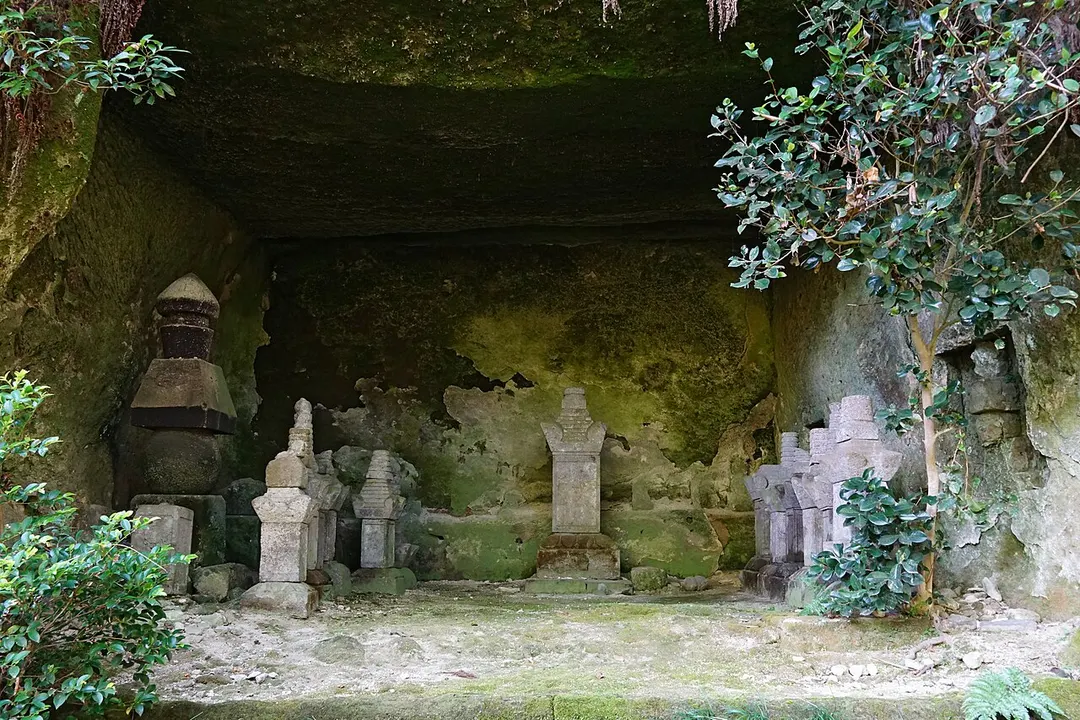 円通院の苔と石組みが続く庭園を写した実写写真