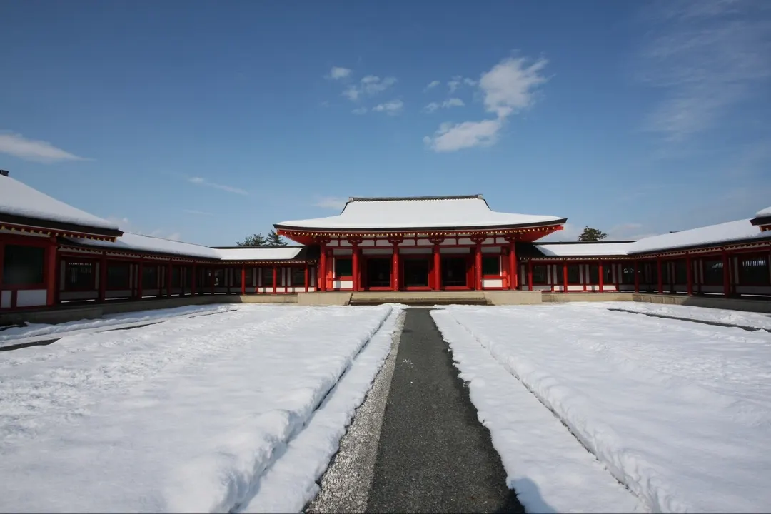 雪が積もるえさし藤原の郷の政庁と屋外通路。2012年公開の写真