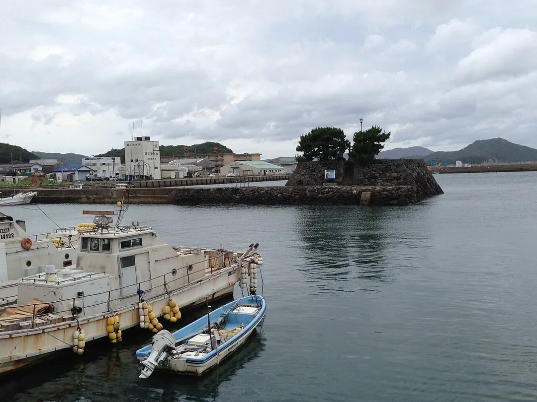 福江港の海側から福江城(石田城)跡の海城遺構・常灯鼻を写した実写写真