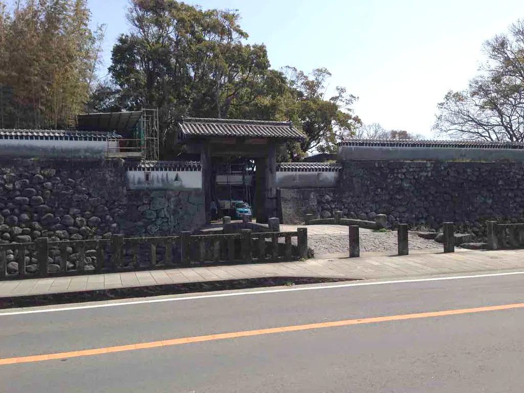 福江城(石田城)跡の堀と石垣を水辺越しに写した実写写真