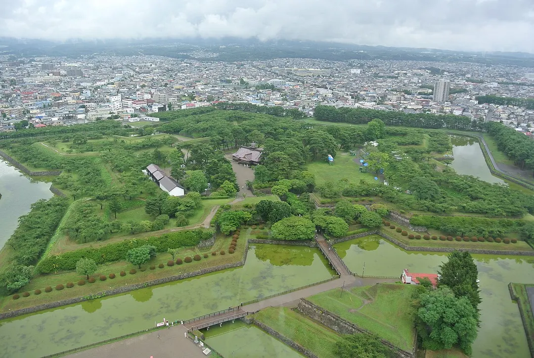 五稜郭タワー展望台から星形の五稜郭全体を見下ろした実写写真