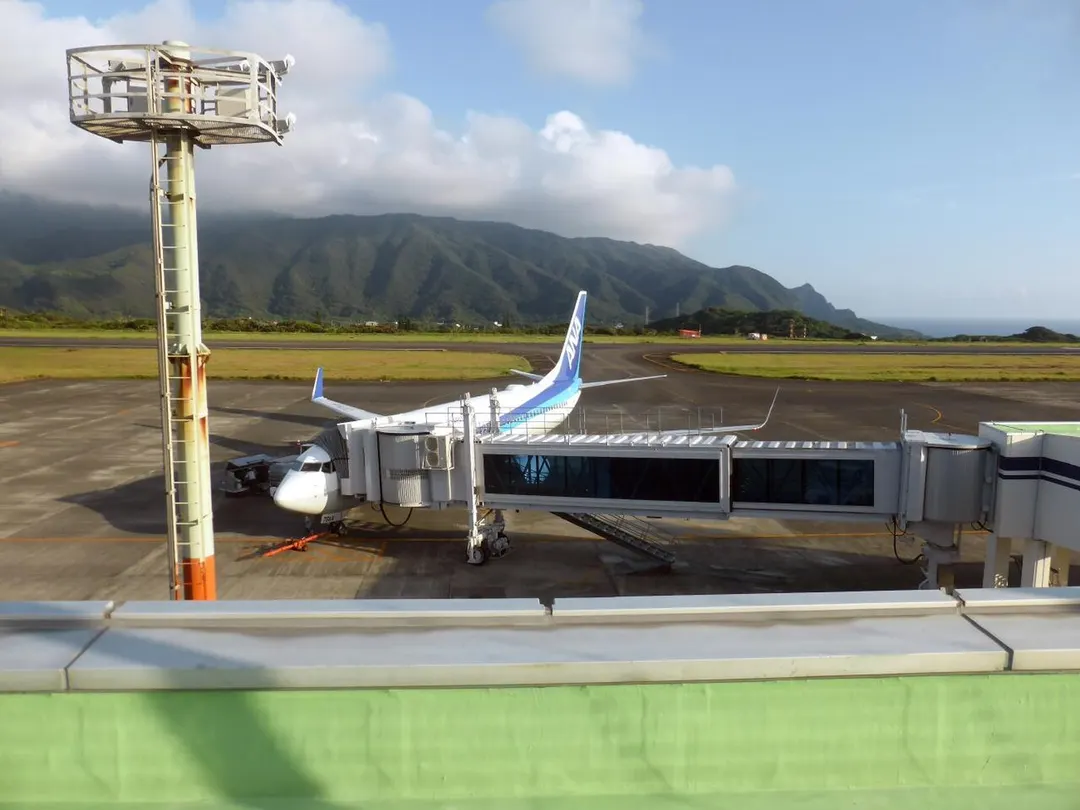八丈島空港2階展望デッキから航空機を望む実写写真