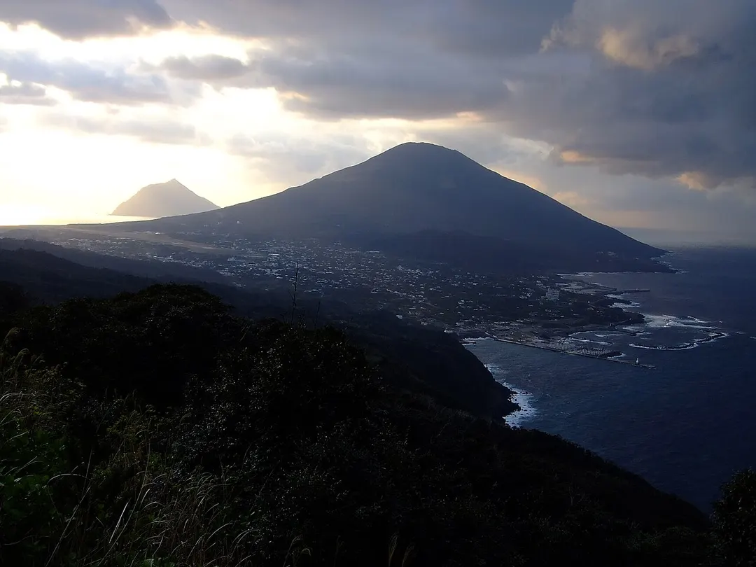 登龍峠の道路と展望地点周辺を写した実写写真