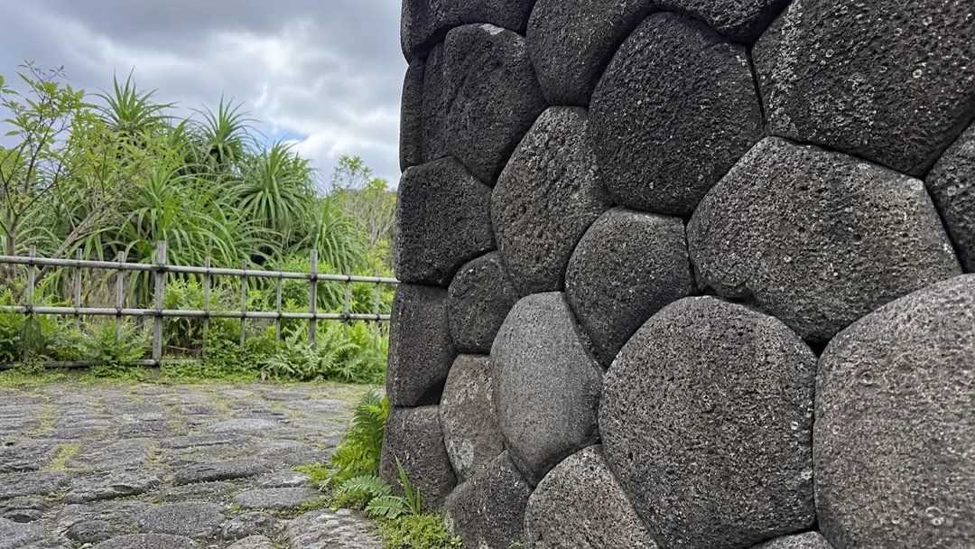 陣屋跡周辺に続く大里玉石垣を表現した生成AIイメージ画像