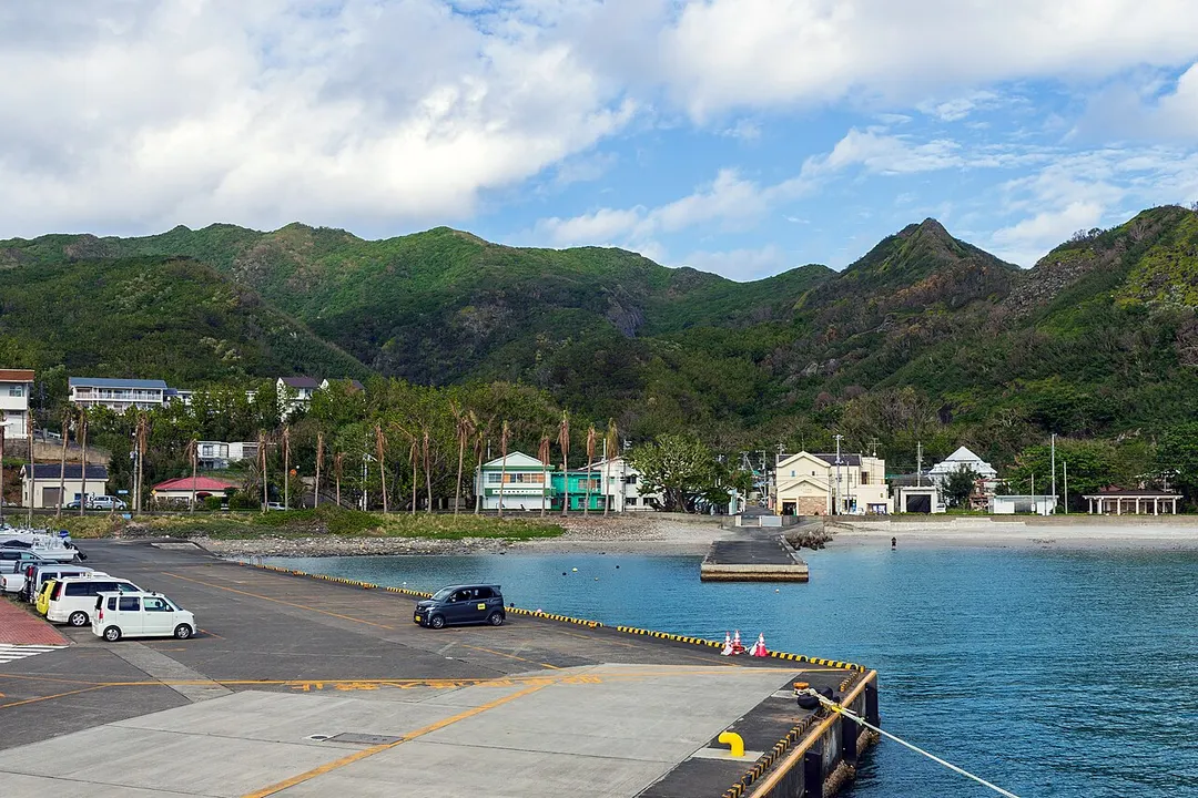 母島沖港から乳房山と剣先山を見上げた実写写真