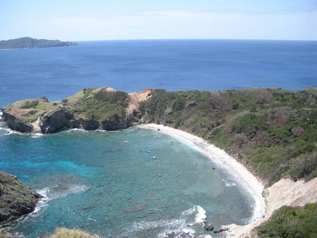 母島南崎の海岸と小富士へ続く地形を写した実写写真