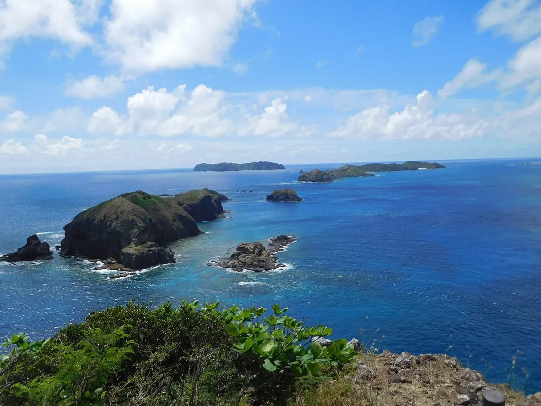 母島小富士から南崎と周辺の海を別方向に見下ろした実写写真
