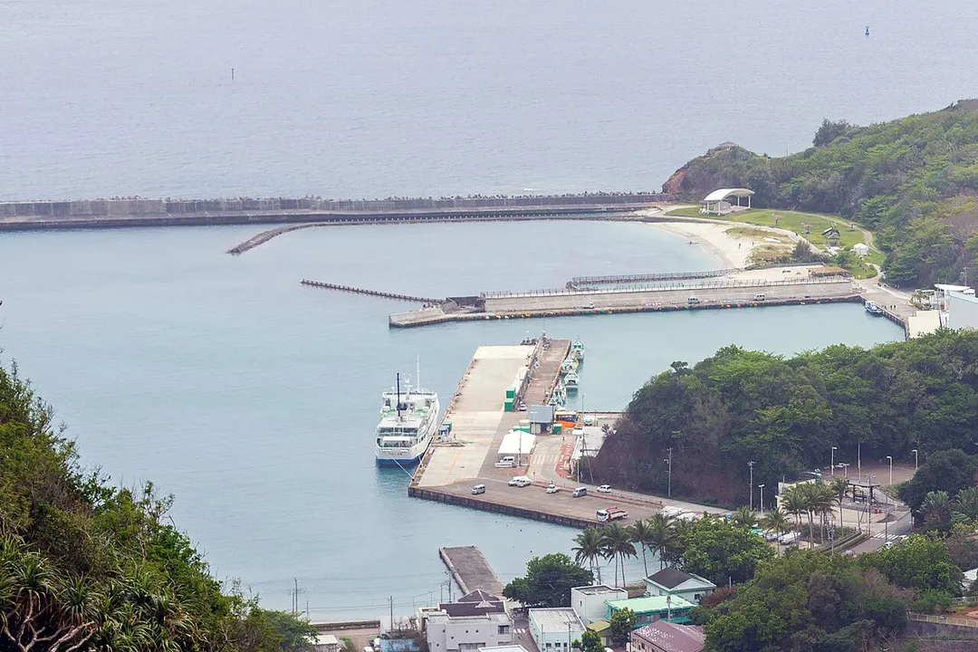 小剣先山側から母島・沖港と元地地区を見渡した実写写真