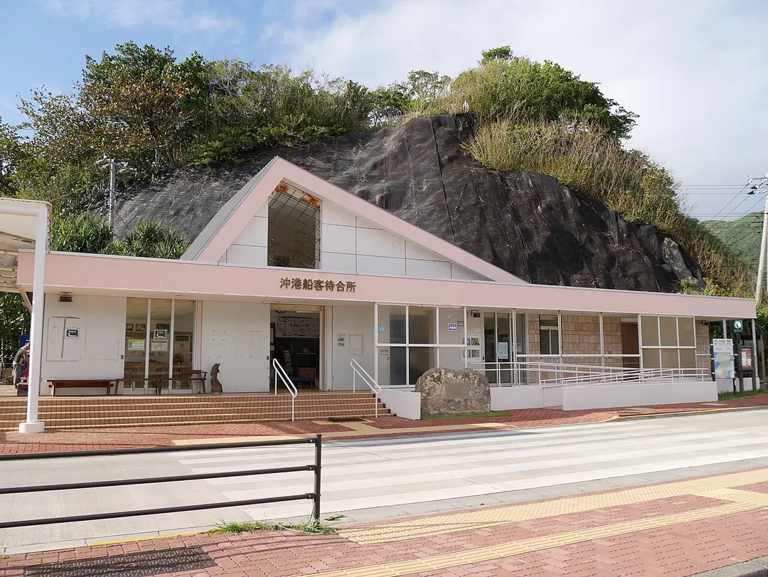 母島・沖港船客待合所の正面外観を写した実写写真