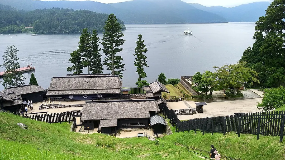 芦ノ湖と箱根関所の復元建物を高い位置から見渡した実写写真