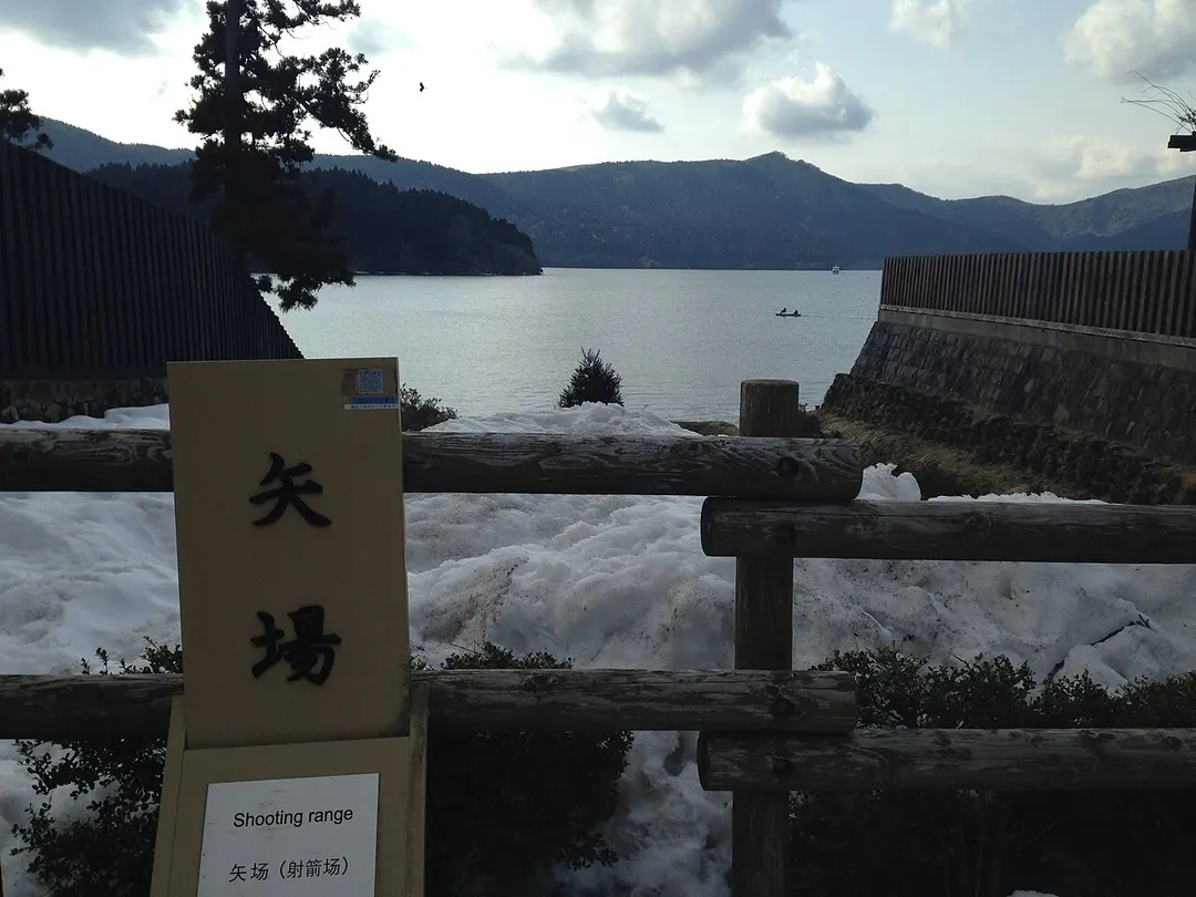 箱根関所の遠見番所付近から復元施設を見下ろした実写写真