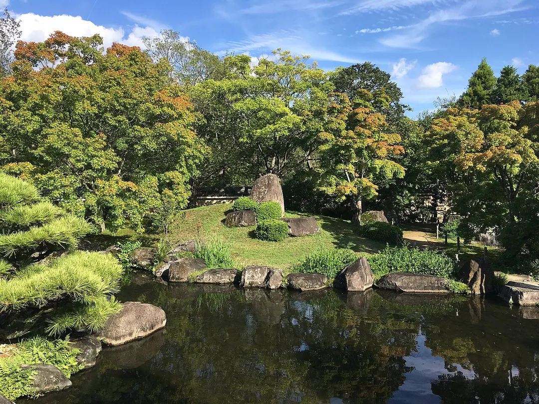 好古園の築山池泉の庭で池と植栽を写した実写写真