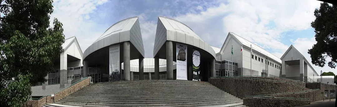 広島市現代美術館の入口と屋外階段を正面から写した実写写真