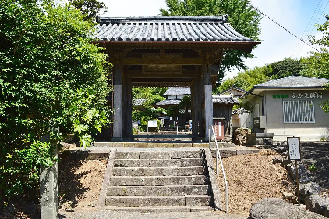 壱岐・安国寺の山門を正面から写した実写写真