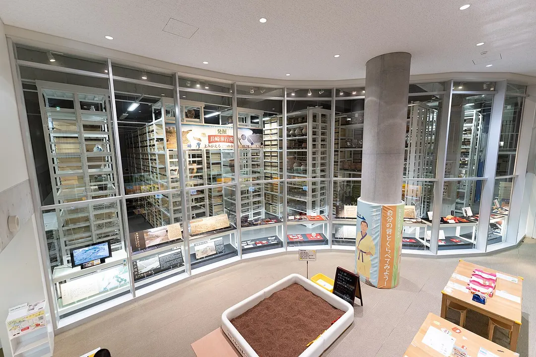 壱岐市立一支国博物館の見える収蔵庫と展示資料を写した実写写真