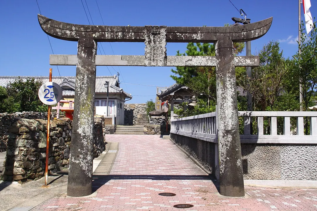 壱岐・聖母宮の鳥居と参道入口を写した実写写真