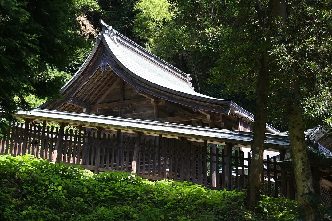 壱岐の住吉神社の本殿を側面から写した実写写真
