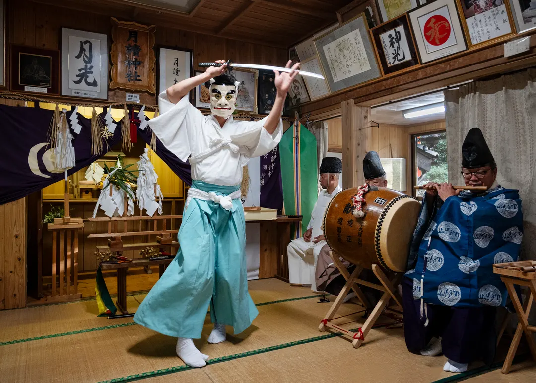 壱岐・月讀神社の例大祭で壱岐神楽が奉納される境内を写した実写写真