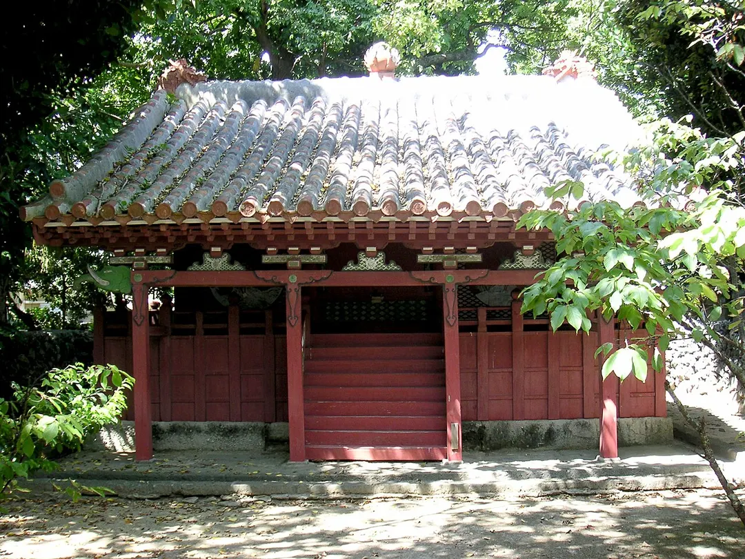 桃林寺に隣接する国指定重要文化財・権現堂の社殿を写した実写写真