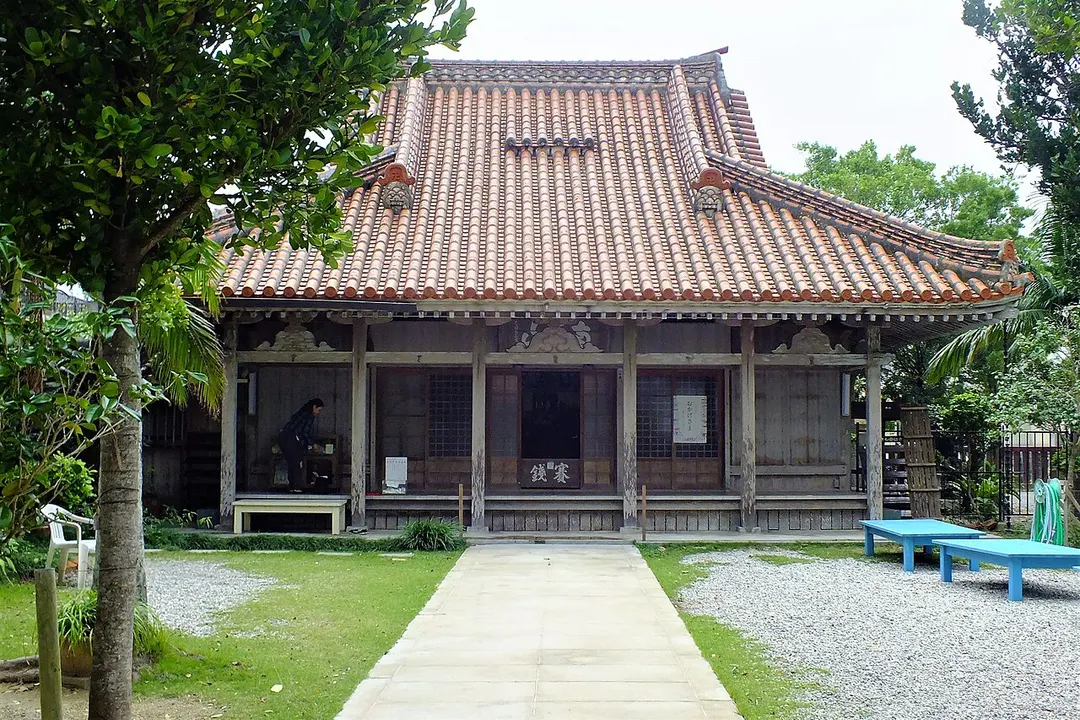 石垣島の桃林寺本堂を斜め前から写し、屋根と境内が分かる実写写真