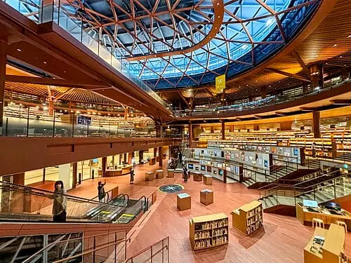石川県立図書館の別アングルを確認できる実写写真 1