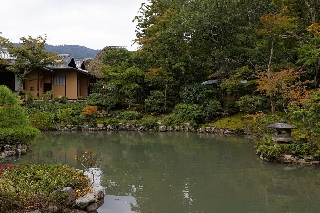 依水園の池と水辺の建物を写した実写写真