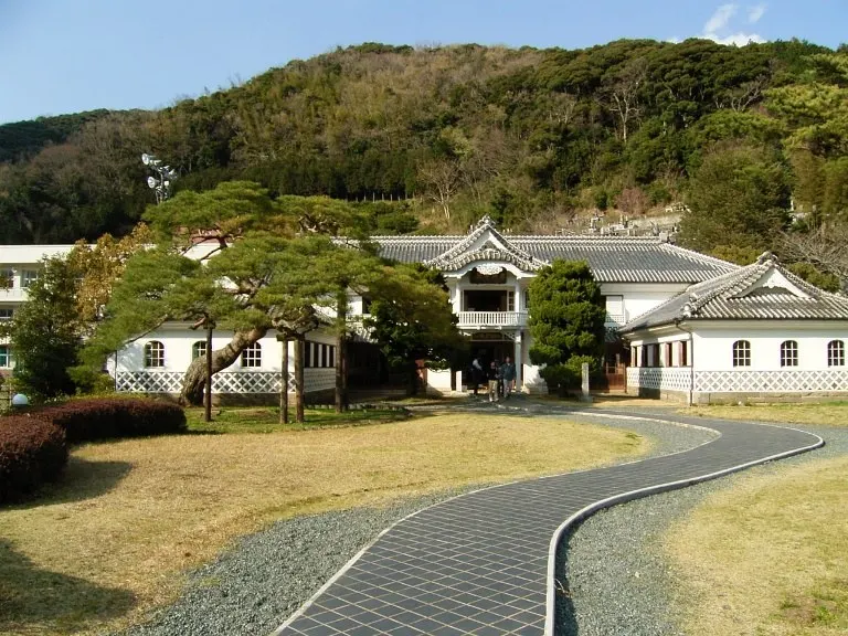 旧岩科学校のなまこ壁と和洋折衷の外観の実写写真
