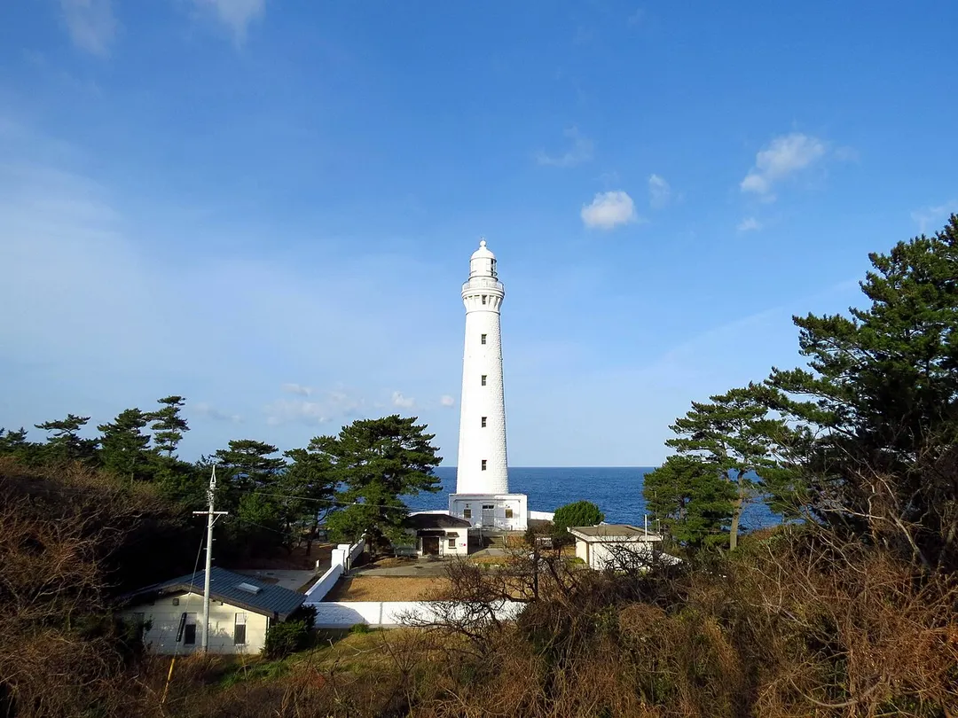 松林越しに出雲日御碕灯台と日本海を写した実写写真
