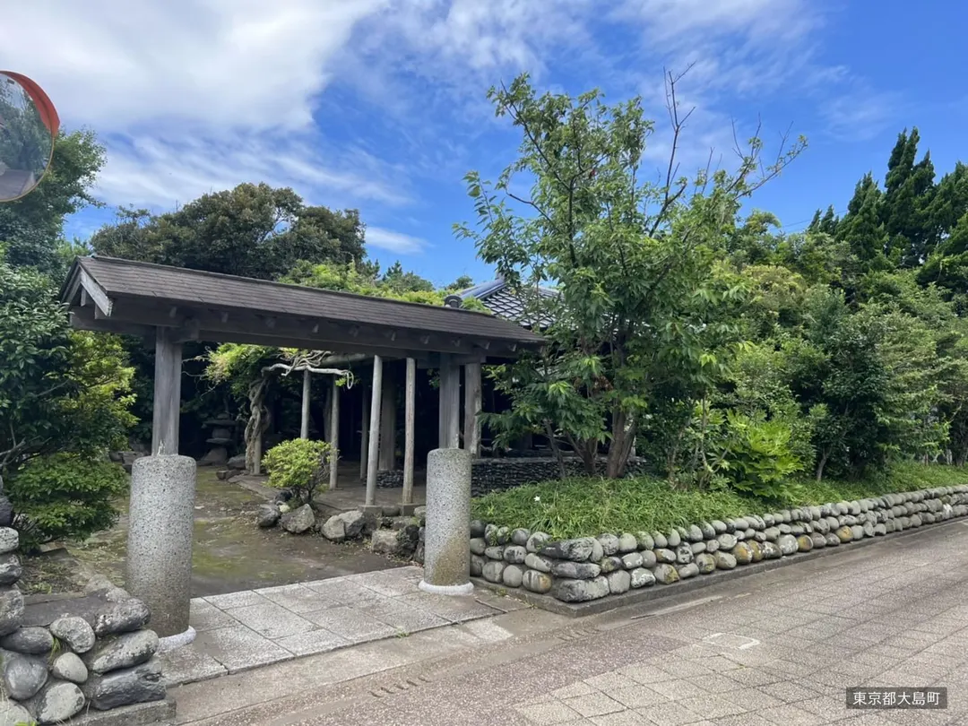 旧甚の丸邸の門と石垣、敷地へ入るアプローチ