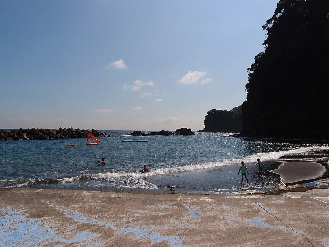 日の出浜の砂浜から見た波打ち際と沖の消波ブロック