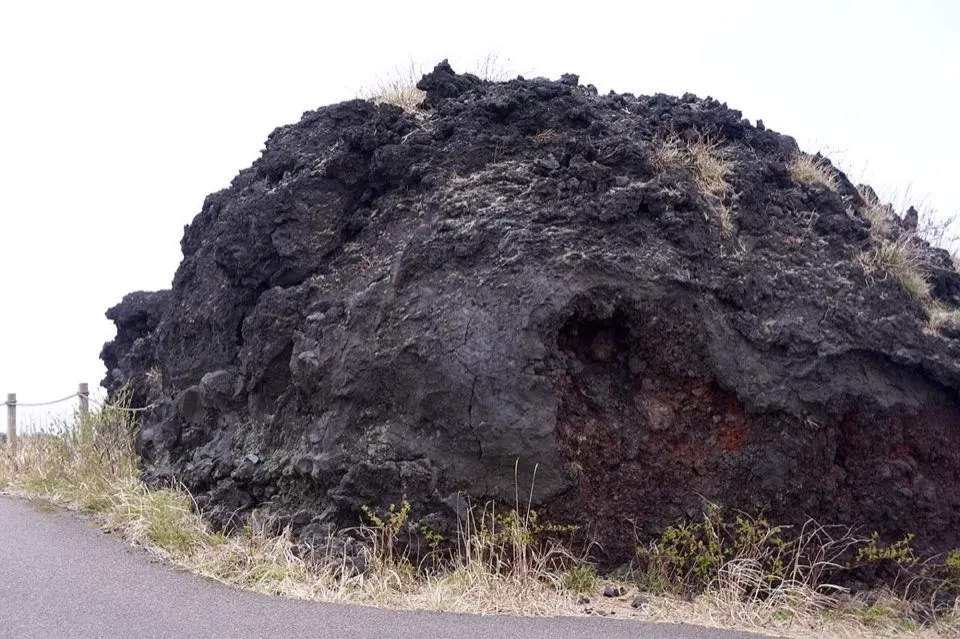 伊豆大島 三原山の別アングルを確認できる実写写真 1